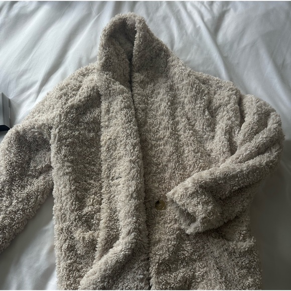 Brand new aritzia jacket - Picture 4 of 4